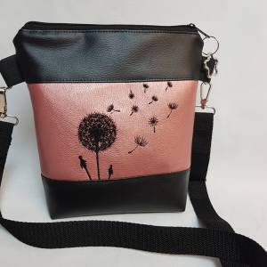 Kleine Handtasche Pusteblume altrosa metallic  Umhängetasche Dandelion altrosa  schwarze Tasche mit Anhänger Kunstleder Bild 2