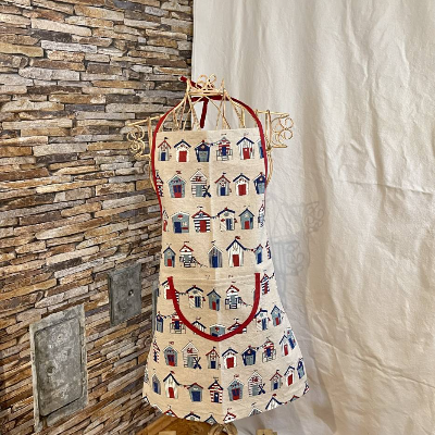 Kinderschürze mit Strandhäusern, blau-weiß-rot, maritim