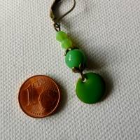 Bronzefarbene Klapp Brisur mit böhmischen Perlen und Pailetten Anhänger in frühlingshaftem Grün. Bild 4