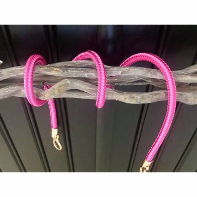 Taschenhenkel aus Segelseil mit goldfarbenen Karabinern in unterschiedlichen Längen