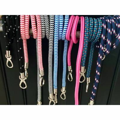 Taschenhenkel aus Segelseil mit silberfarbenen Karabinern in unterschiedlichen Längen und Farben