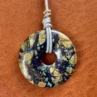 Edelsteinkette mit einem wunderschönen Azurit-Malachit Donut und 2 kleinen Rondellen auf einem Ziegenlederband Bild 2