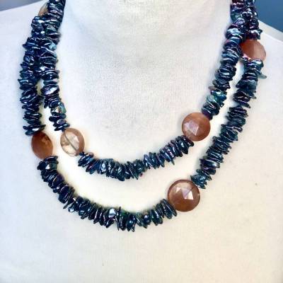 Lange schwarze Kette aus Keshiperlen, echte Perlen mit Rutilquarz, variabel, schwarz-orange Halloween-Farben