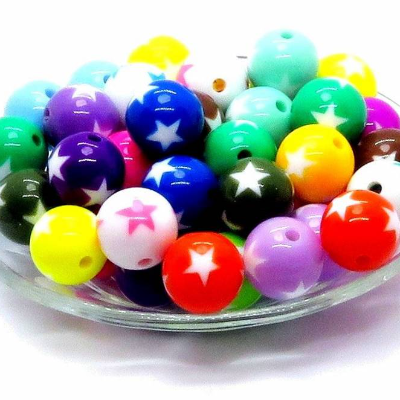 45 bunte Perlen mit weißen Sternen 16mm Kugeln Farbmix, Acryl