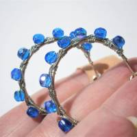 Creolen blau funkelnd in Regenbogenfarben 40 Millimeter Ohrringe handgemacht silberfarben Klappcreolen Bild 1