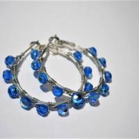 Creolen blau funkelnd in Regenbogenfarben 40 Millimeter Ohrringe handgemacht silberfarben Klappcreolen Bild 3