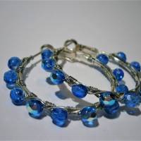 Creolen blau funkelnd in Regenbogenfarben 40 Millimeter Ohrringe handgemacht silberfarben Klappcreolen Bild 4