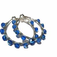 Creolen blau funkelnd in Regenbogenfarben 40 Millimeter Ohrringe handgemacht silberfarben Klappcreolen Bild 5