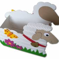 Schaf Osternest, Lämmchen als Osterkörbchen oder Osterdeko, Frühlingsdekoration, Verpackung für Geschenke aus Wellpappe Bild 1