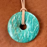 Edelstein-Donutkette  mit grün/türkis leuchtendem Amazonit und weichem Ziegenlederband Bild 1