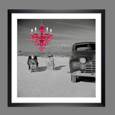 New Room - Collage mit Lüster - Paar mit Auto am Strand - Meer - Kunstdruck gerahmt -  Fotokunst - schwarz-weiss