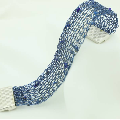 Lapislazuli-Armband gestrickt aus mitternachtsblauem Draht mit Magnetverschluss - Drahtschmuck von bcd manufaktur