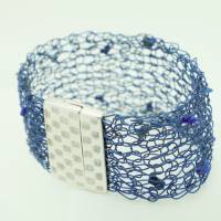 Lapislazuli-Armband gestrickt aus mitternachtsblauem Draht mit Magnetverschluss - Drahtschmuck von bcd manufaktur Bild 4