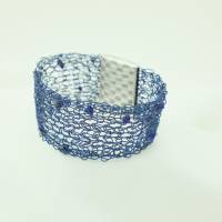 Lapislazuli-Armband gestrickt aus mitternachtsblauem Draht mit Magnetverschluss - Drahtschmuck von bcd manufaktur Bild 5