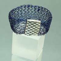 Lapislazuli-Armband gestrickt aus mitternachtsblauem Draht mit Magnetverschluss - Drahtschmuck von bcd manufaktur Bild 6