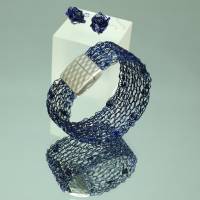 Lapislazuli-Armband gestrickt aus mitternachtsblauem Draht mit Magnetverschluss - Drahtschmuck von bcd manufaktur Bild 9