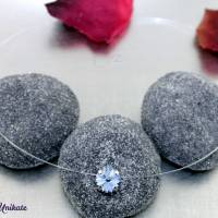 fliegender Stein light sapphire, transparente Kette hellblau - Der Kleine - Nylonkette mit blauem fliegenden Stein Bild 2