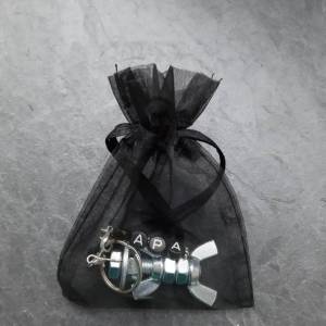 Personalisierter Schlüsselanhänger mit Schraubenmännchen galv. verzinkt - schwarz - 1 Zeile - Papa - Opa - Vatertag Bild 3