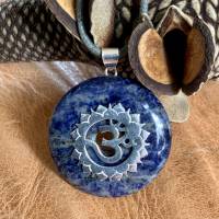 Edelstein-Donutkette , blauer Sodalith mit einem Donuthalter „Kronen-/Scheitel-Chakra“aus 925er Silber Bild 1