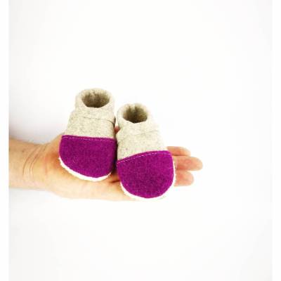 Hausschuhe für Kinder aus Wollfilz mit beerenfarbener Kappe und einer Sohle aus pflanzlich gegerbtem Leder