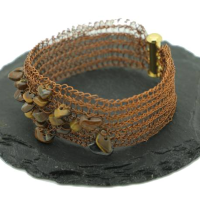 Herbstschmuck - Tigerauge-Armband gehäkelt aus Kupferdraht mit Fädelverschluss - bcd manufaktur