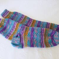Socken Gr. 40/41 - handgestrickte Socken Wollsocken Kuschelsocken, geringelt in blau rosa lila und mit Muster Bild 1