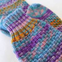 Socken Gr. 40/41 - handgestrickte Socken Wollsocken Kuschelsocken, geringelt in blau rosa lila und mit Muster Bild 2