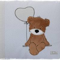 Kissen rechteckig hellblau/grau/weiß mit Doodlestickerei Teddy mit Herzballon, personalisierbar Bild 2