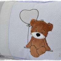 Kissen rechteckig hellblau/grau/weiß mit Doodlestickerei Teddy mit Herzballon, personalisierbar Bild 4