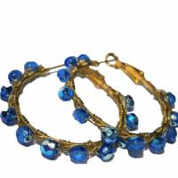 Creolen blau funkelnd in Regenbogenfarben 40 Millimeter Ohrringe handgemacht goldfarben Klappcreolen Bild 2