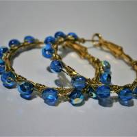 Creolen blau funkelnd in Regenbogenfarben 40 Millimeter Ohrringe handgemacht goldfarben Klappcreolen Bild 4