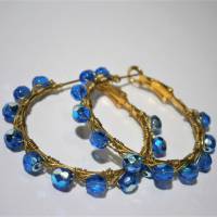 Creolen blau funkelnd in Regenbogenfarben 40 Millimeter Ohrringe handgemacht goldfarben Klappcreolen Bild 5