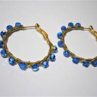 Creolen blau funkelnd in Regenbogenfarben 40 Millimeter Ohrringe handgemacht goldfarben Klappcreolen Bild 6