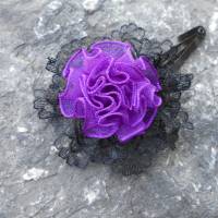 Schwarze Spitze mit lila Rüsche Haarspange Bild 1