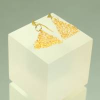Golddreiecke – Damen-Ohrschmuck gehäkelt aus goldfarbenem Draht - bcd manufaktur Bild 1