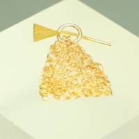 Golddreiecke – Damen-Ohrschmuck gehäkelt aus goldfarbenem Draht - bcd manufaktur Bild 2