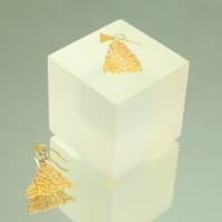 Golddreiecke – Damen-Ohrschmuck gehäkelt aus goldfarbenem Draht - bcd manufaktur Bild 3