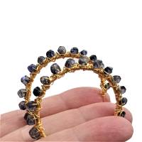 Creolen blau Iolith Edelstein 50 Millimeter Ohrringe handgemacht goldfarben Klappcreolen Bild 3