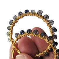 Creolen blau Iolith Edelstein 50 Millimeter Ohrringe handgemacht goldfarben Klappcreolen Bild 4
