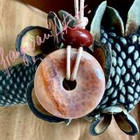 Achat-Donutkette , mit rötlichem „Schlangenhaut“-Muster und  kleinem dunkelroten Achat auf einer Ziegenlederkette Bild 2