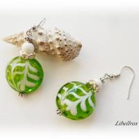 1 Paar Ohrhänger mit Glasperle u. Blattmotiv - Geschenk,Ohrringe,grün,weiß Bild 2