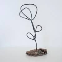 Handgemachte Skulptur Blume aus Draht und Holz | industrial Deko Wohnzimmer | Metallfigur Rose | modern & minimalistisch Bild 1