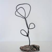 Handgemachte Skulptur Blume aus Draht und Holz | industrial Deko Wohnzimmer | Metallfigur Rose | modern & minimalistisch Bild 2