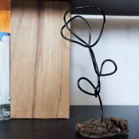 Handgemachte Skulptur Blume aus Draht und Holz | industrial Deko Wohnzimmer | Metallfigur Rose | modern & minimalistisch Bild 5
