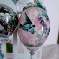 Wunderschönes dekoriertes Ei mit Schmuckstein und Dekoblüten Bild 2