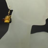 Es wird Herbst: Bernstein und Gold - Ohrhänger gehäkelt aus vergoldetem Draht mit Bernsteinsplitter Bild 1