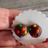 Cookie mit bunten Schokolinsen Ohrstecker Ohrringe handmodelliert aus Fimo Keks witziger Ohrschmuck Bild 2