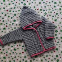 Strickjacke mit Kapuze ab Größe 50/56 bis Größe 98/104 grau rosa Trachtenjacke Pullover Babyjacke Geschenk Geburt Bild 2