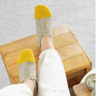 Bequeme Hausschuhe aus Wollfilz mit einer Sohle aus Ecoleder. Bunte, nachhaltige  Hausschuhe für dich!