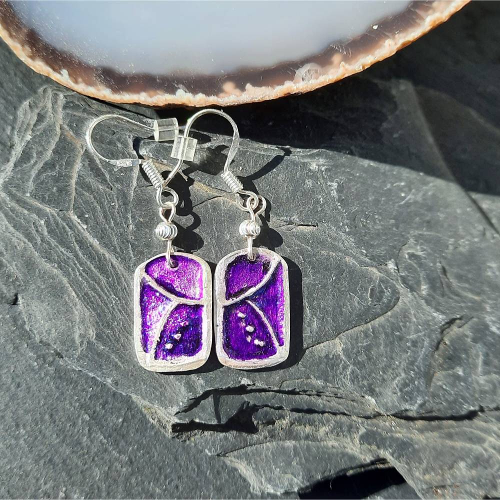 Ohrhänger mit schönem Muster aus 999 Silber, violett patiniert Bild 1